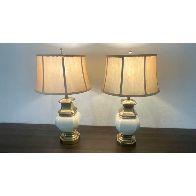 Cream Vintage Stiffel Hollywood Regency Style Brass & Cream Porcelain Table Lamps- A Pair For Sale - Image 8 of 18