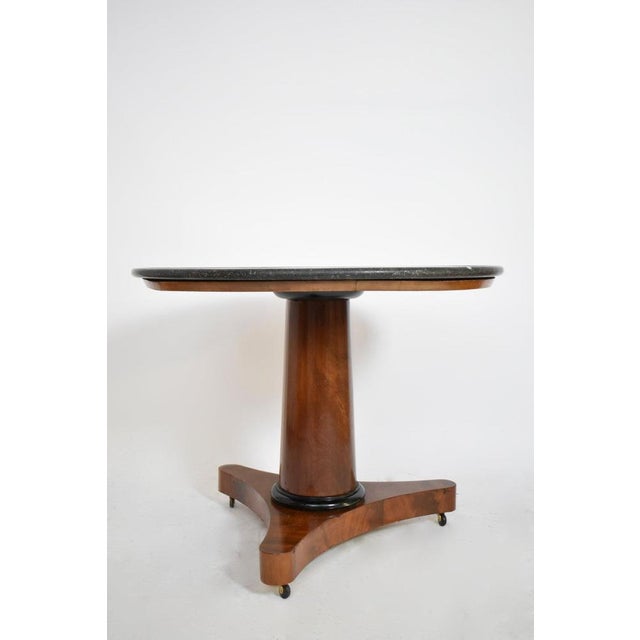 Empire period mahogany pedestal round table, 19th c. Mahogany and mahogany veneer pedestal round table, side table, dining...