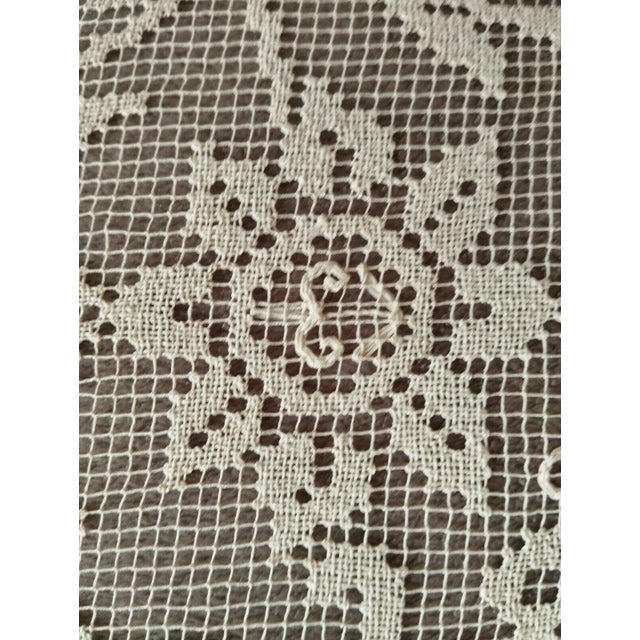 1950s Antique Ecru Bedspread with Modano Filet Net, Venice, Italy, 1950s For Sale - Image 5 of 10