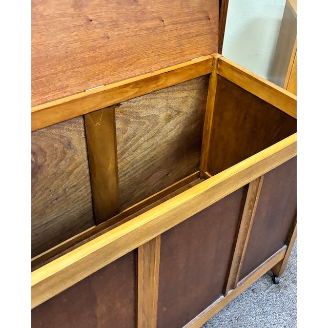 Wood Vintage Oak Lift Top Blanket Chest / Toy Chest c.1940 For Sale - Image 7 of 11