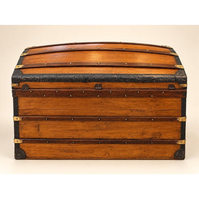 19th Century Domed Travel Trunk in Wood, Brass, and Leather For Sale - Image 3 of 10