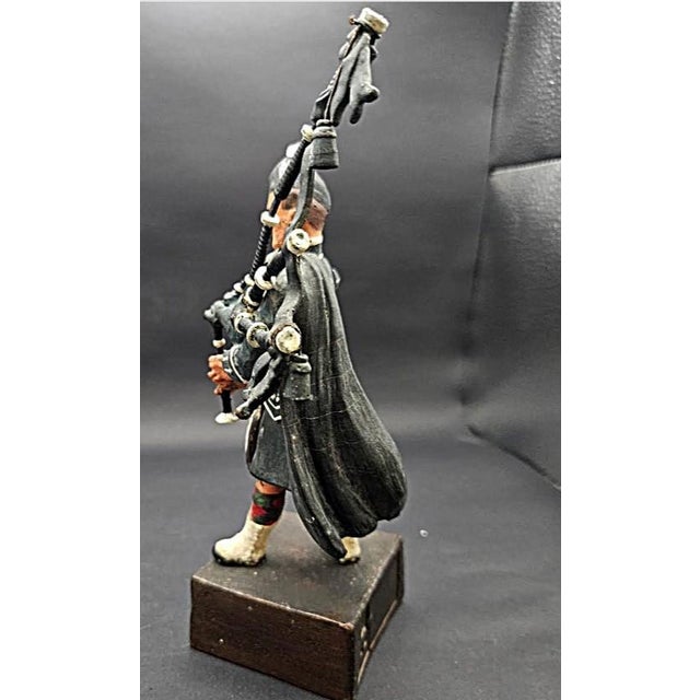 Vintage 1950s Sentry Box Reed England British Officer Pipes of Cameron Highlanders Figure For Sale - Image 4 of 8