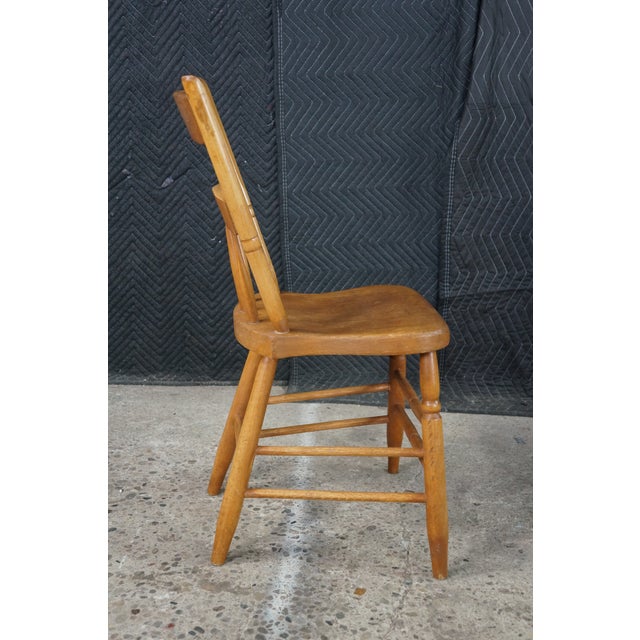 2 Antique 19th Century Colonial Windsor Thumb Back Maple Side End Chairs Pair For Sale - Image 9 of 18