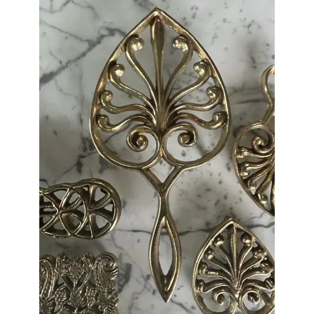 Virginia Metalcrafters 1950s Mid-Century Virginia Metalcrafters Brass Trivets- Set of 5 For Sale - Image 4 of 12