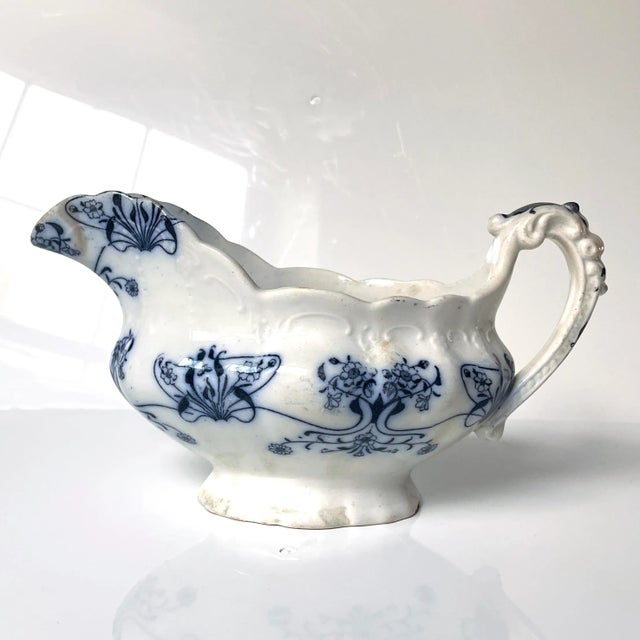 A beautiful English transferware gravy boat in blue & white, from Oxford. 7 7/5" x 4" x 4 1/4"