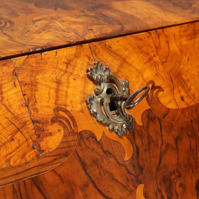 18th Century Walnut and Walnut Burl Bureau For Sale - Image 6 of 16