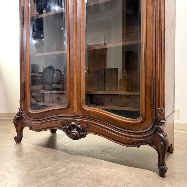 19th Century French Louis XV Walnut Display Armoire For Sale - Image 10 of 16