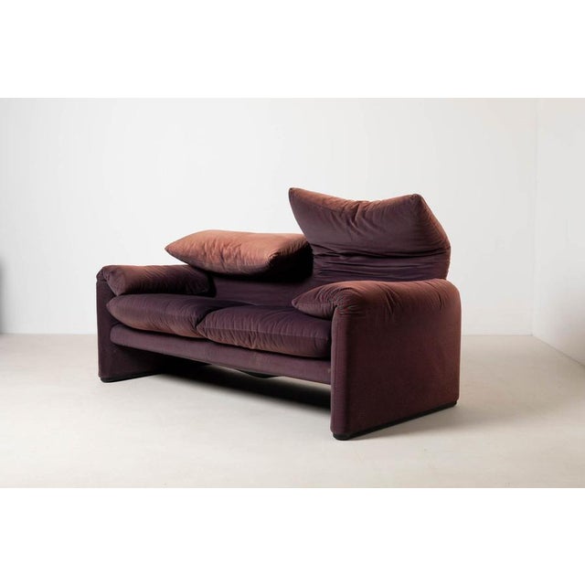 Original Cassina Maralunga iconic design 2 seater sofa / loveseat by Vico Magistretti. Italy 1980s Original striped...