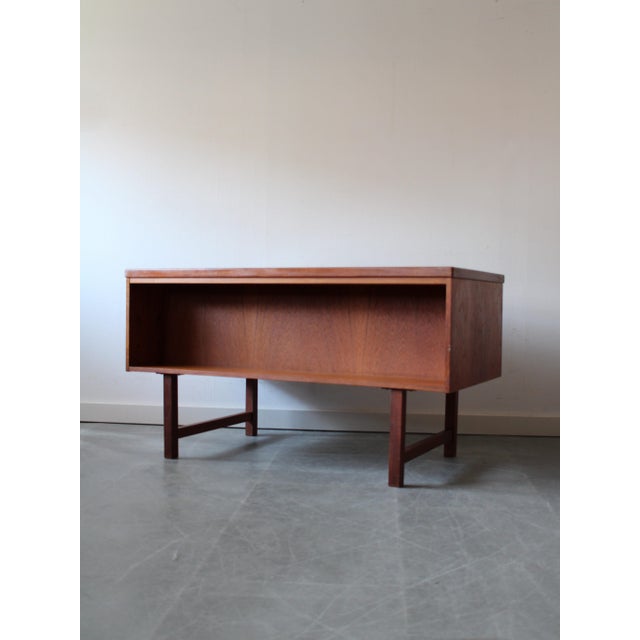 Vintage Danish Desk in Teak, 1960s, in Very Good conditions. Designed 1960 to 1969