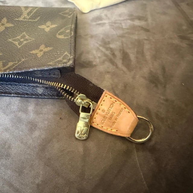 A 1999 Vintage Louis Vuitton Coated Canvas Monogram Pouch For Sale - Image 10 of 14