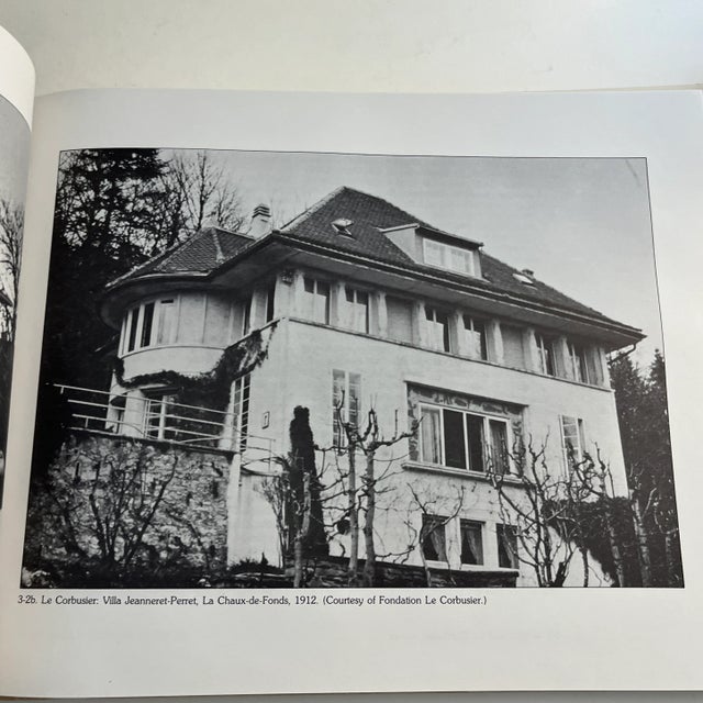 1985 Frank Lloyd Wright and Le Corbusier Book For Sale - Image 10 of 11