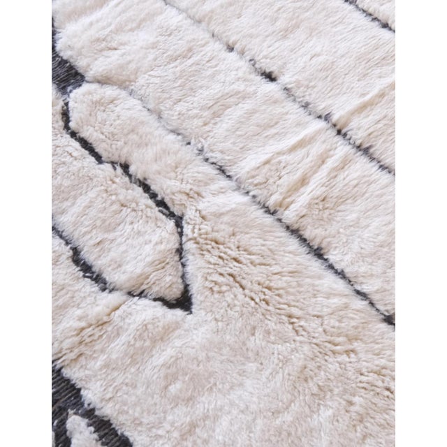 White Contemporary Moroccan Wool Beni M'Rirt Rug - 6.9 X 5 Ft For Sale - Image 8 of 10