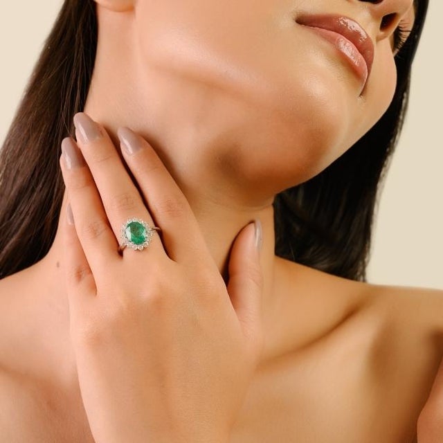VRJewels 2.26 Ct Natural Emerald and Diamond 14k Gold Oval Engagment Ring Size 6.5 For Sale - Image 4 of 16