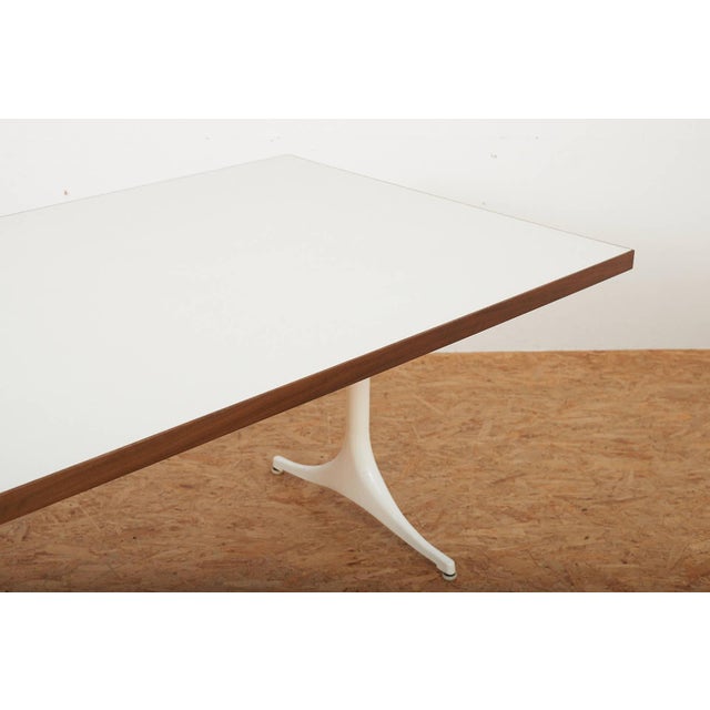 White Model 5559 Pedestal Series Dining Table in White Coated Cast Aluminum and Resin with Walnut by George Nelson & Associates for Herman Miller, 1960 For Sale - Image 8 of 14