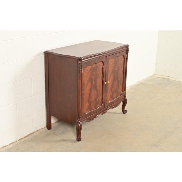 1920s Romweber Antique French Provincial Louis XV Flame Mahogany Buffet Server or Bar Cabinet, Newly Refinished For Sale - Image 5 of 12