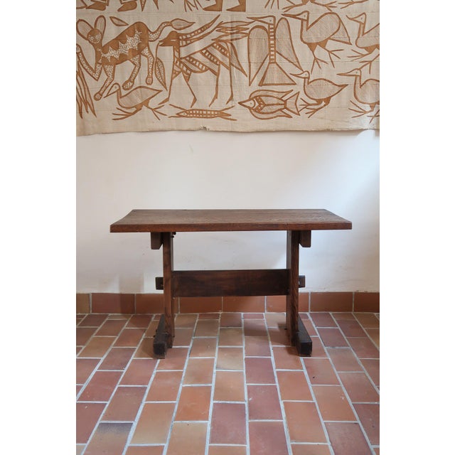 A piece of French country joinery from the 1950s, made in solid oak by hand. A thick top with square edges rests on two...