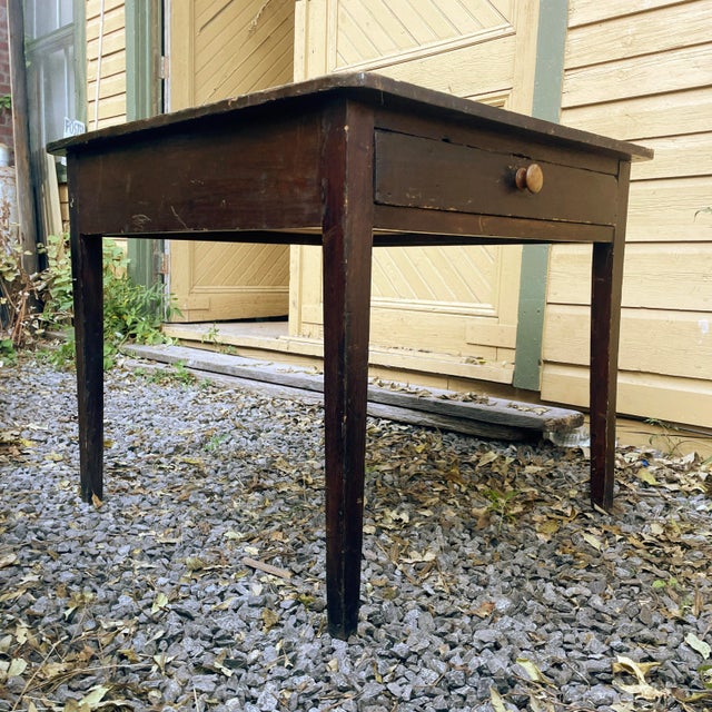 Early 1800s Pine Farmhouse/Shaker-Style Table With Massive Single Drawer. For Sale In New York - Image 6 of 6