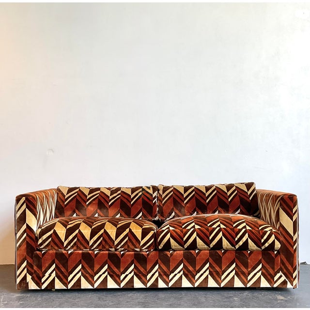 This vintage Thayer Coggin sofa is a quintessential piece of American mid-century design, embodying the bold and luxurious...