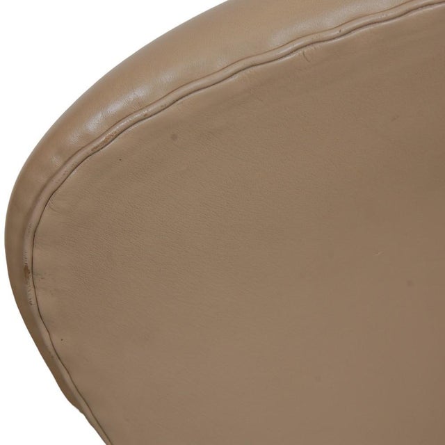 Swan Chair in Beige Essential Leather from Arne Jacobsen For Sale - Image 14 of 18