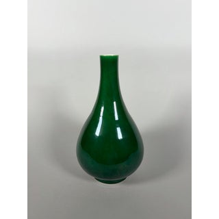 Kangxi monochrome green porcelain vase (1662-1722), China, 18th century For Sale