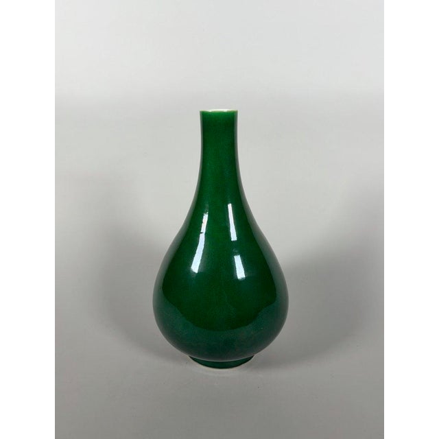 Kangxi monochrome green porcelain vase (1662-1722), China, 18th century For Sale