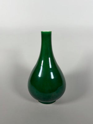 Kangxi monochrome green porcelain vase (1662-1722), China, 18th century