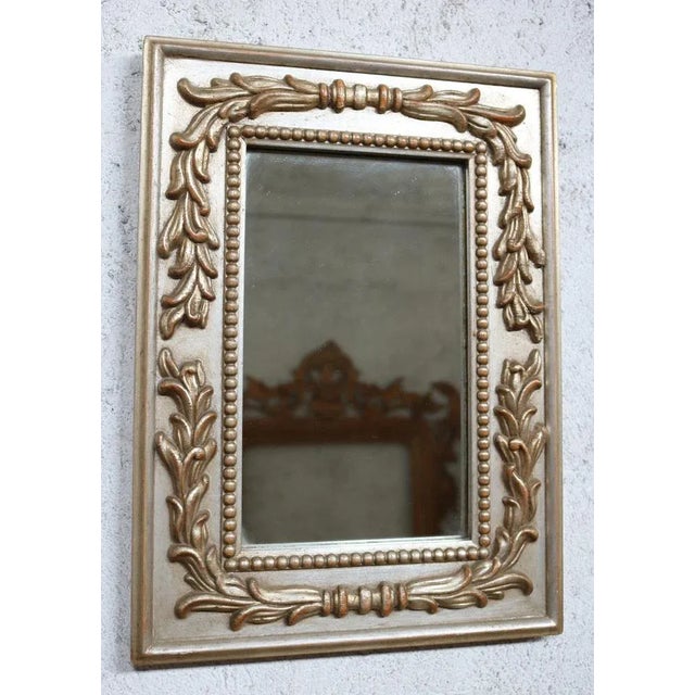 Frame made of linden wood, carved hand carved and complete with mirror. Entirely artisanal processing of the 80s the piece...