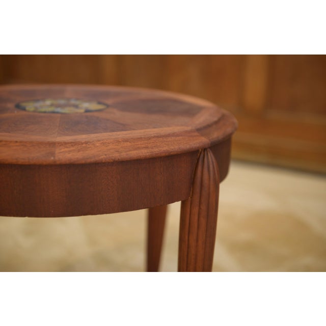 Circular top with geometric quartering decoration centered by a marquetry floral medallion, very decorative and typical of...