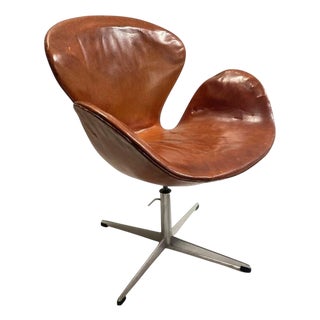 First Edition Swan Chair in Patinated Leather by Arne Jacobsen, 1950s For Sale