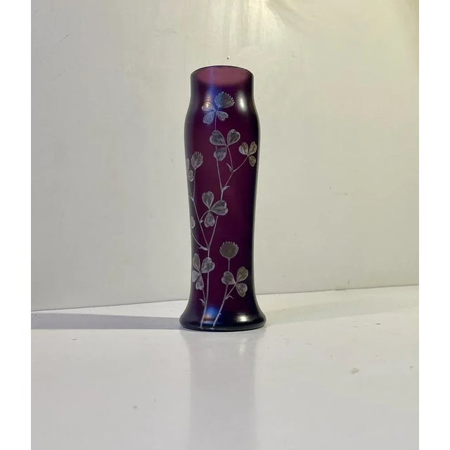 Antique vase in deep purple glass. Hand-decorated with flowers. Very similar to early jugend pieces from Ferdinand Von...
