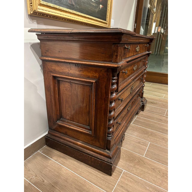 Baroque Walnut Burl Chest of Drawers, Central Italy, 17th Century For Sale - Image 3 of 10
