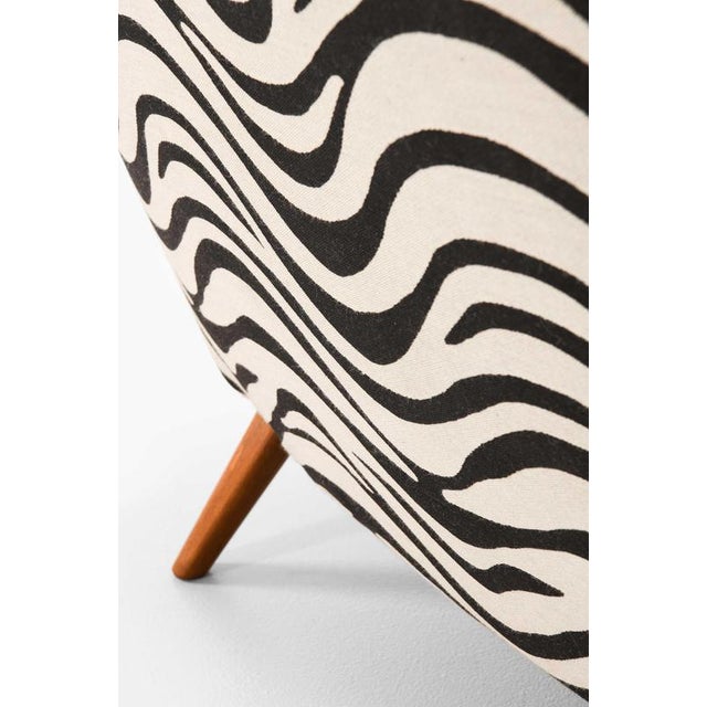 1950s Sculptural Sofa in Beech and Zebra-Pattern Fabric attributed to Folke Jansson, 1950s For Sale - Image 5 of 7