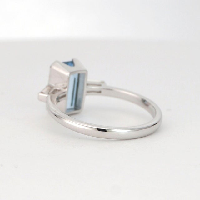 Metal 14k White Gold Ring With Octagon Aquamarine and Diamonds For Sale - Image 7 of 18