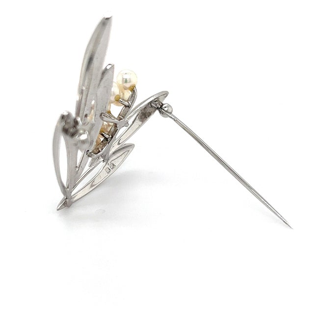 White 1990s Mikimoto Estate Akoya Pearl Brooch Pin Sterling Silver For Sale - Image 8 of 11
