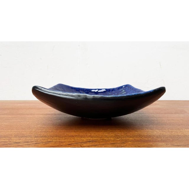 Mid-Century Brutalist Fat Lava Pottery Bowl, 1960s, in Very Good conditions. Designed 1960 to 1969