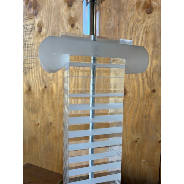 Vintage 1991 Bauer Lamp Co. Lucite & Frosted Acrylic Table Lamps – Pair | Art Deco Revival For Sale - Image 11 of 13