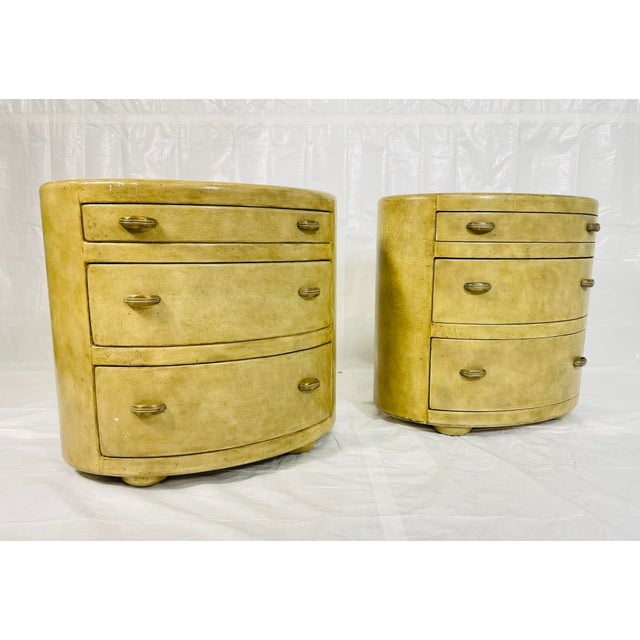Wood 1980s Pair of Henredon Oval 3-Drawer Nightstands / Bachelor’s Chests, Lacquered Finish For Sale - Image 7 of 18