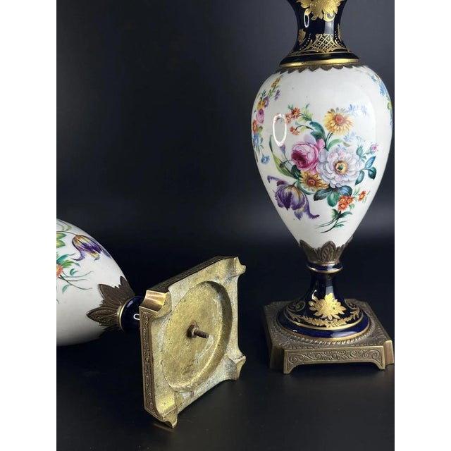 French Lidded Porcelain Vases with Hand-Painted Floral Bouquets and Gilding in the style of Sèvres, 1900s, Set of 2 For Sale - Image 9 of 10