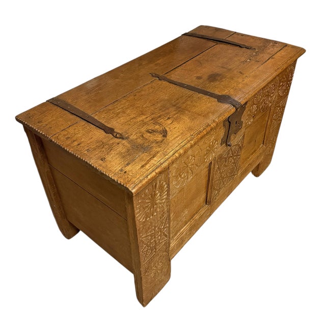 18th Century Dutch Oak Trunk For Sale In Chicago - Image 6 of 15