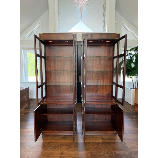 Henredon 1970s Pair of Henredon Lighted Chinoiserie Mahogany Display Cabinets | Brass Campaign Hardware | 84"h For Sale - Image 4 of 18