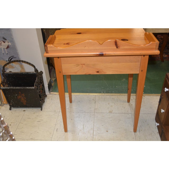 Ethan Allen 1970s Vintage Arts & Crafts Shaker Ethan Allen Pine Side Table W/ Drawer - Country Craftsman Collection For Sale - Image 4 of 18