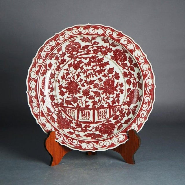 Ceramic Japanese Imari Red & White Porcelain Charger With Garden Scene 20thC For Sale - Image 7 of 7