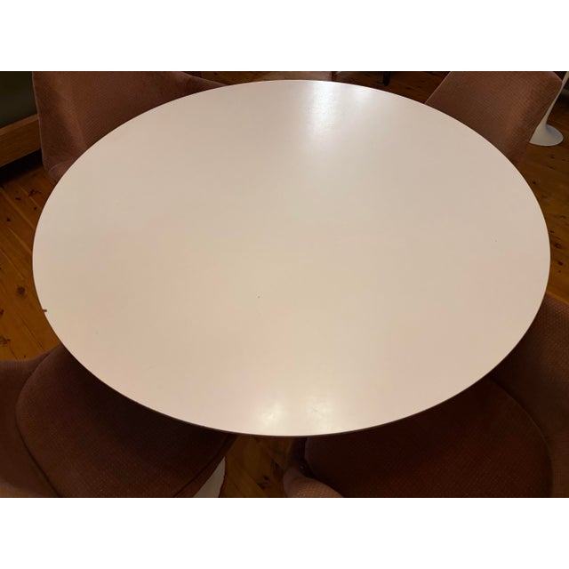 Mid-Century Modern Vintage Mid Century Eero Saarinen for Knoll Tulip Dining Table and 4 Swivel Chairs For Sale - Image 3 of 10