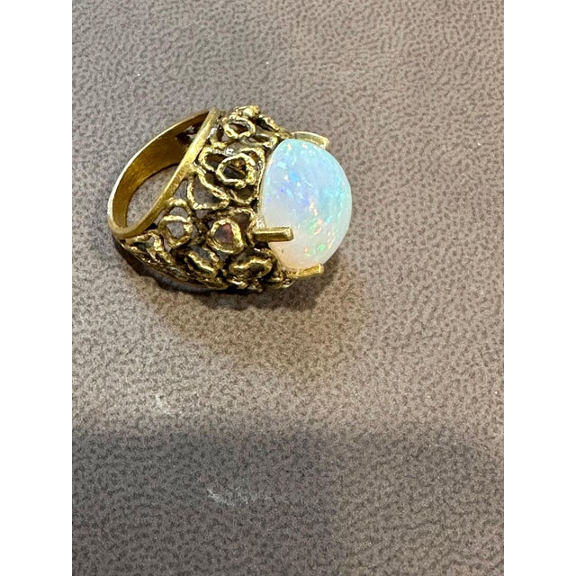 Vintage 11 Carat Oval Shape Ethiopian Opal Cocktail Ring 14kt Yellow Gold Ring For Sale - Image 4 of 18
