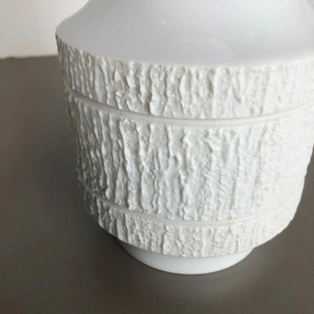 Op Art German Porcelain Vase by Richard Scharrer for Thomas, 1970s, Set of 2 For Sale - Image 14 of 18