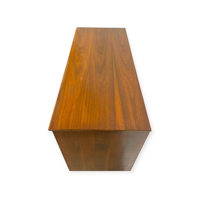 Vintage Mid Century Modern Bassett Walnut 3-Piece Bedroom Set – 9-Drawer Dresser, Highboy Chest & Nightstand. For Sale - Image 10 of 13