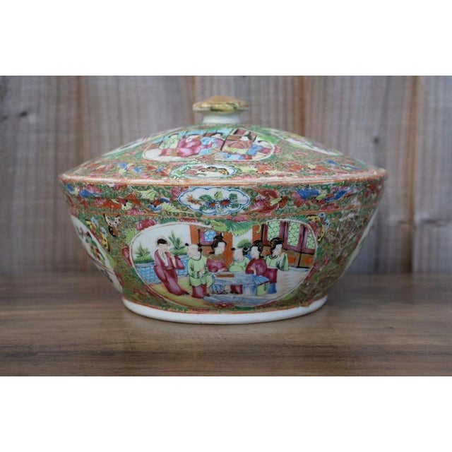 19th Century Chinese Qing Dynasty Famille Rose Canton Covered Bowl For Sale - Image 4 of 18
