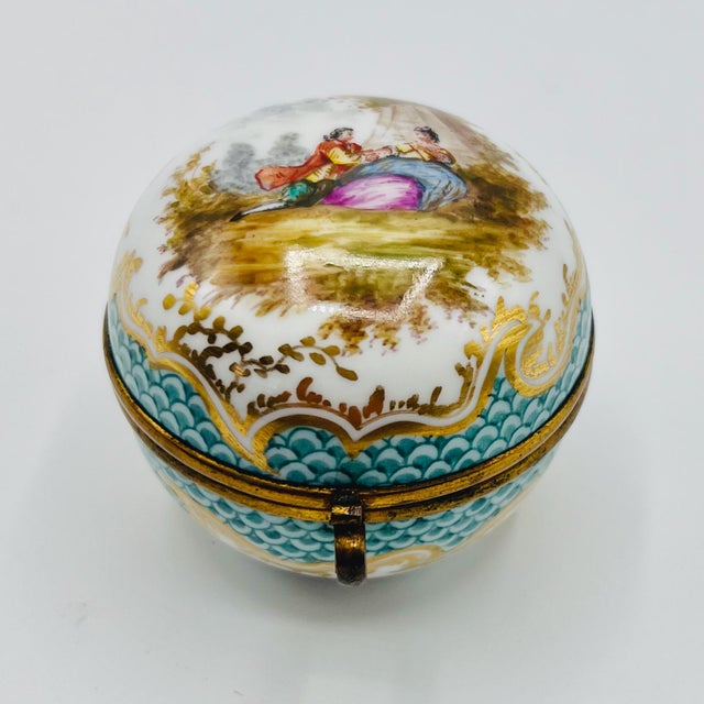 Early 20th Century Antique French Hand-Painted Porcelain Hinged Box from Samson, Paris, 1900s For Sale - Image 5 of 15