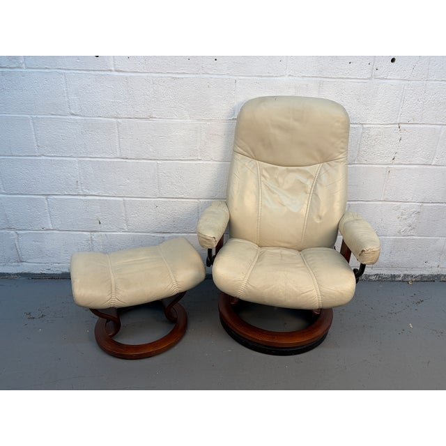 Experience the perfect balance of luxury, comfort, and Scandinavian craftsmanship with this J.E. Ekornes Stressless...