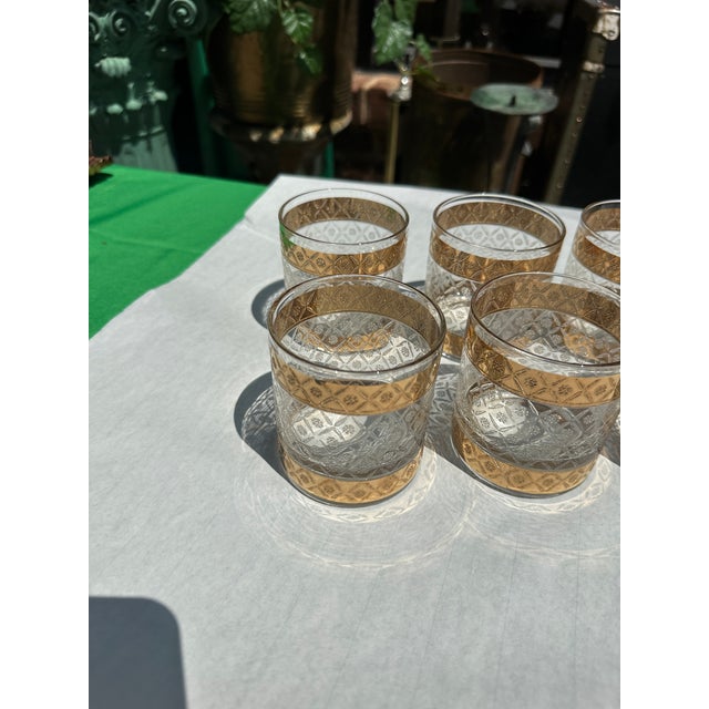 Hollywood Regency 1970s Large Collection of Culver 22 Kt Gold Lowball Cocktail Glasses Scintilla Pattern- Set of 8 For Sale - Image 3 of 8